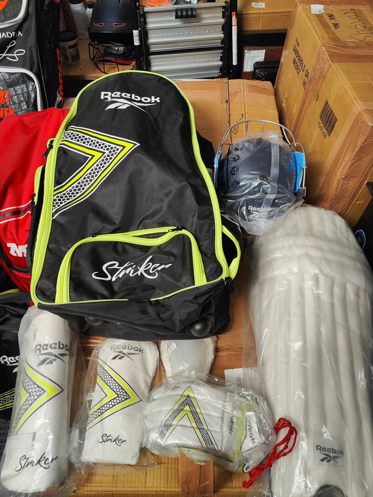 REEBOK Striker Junior Cricket Kit