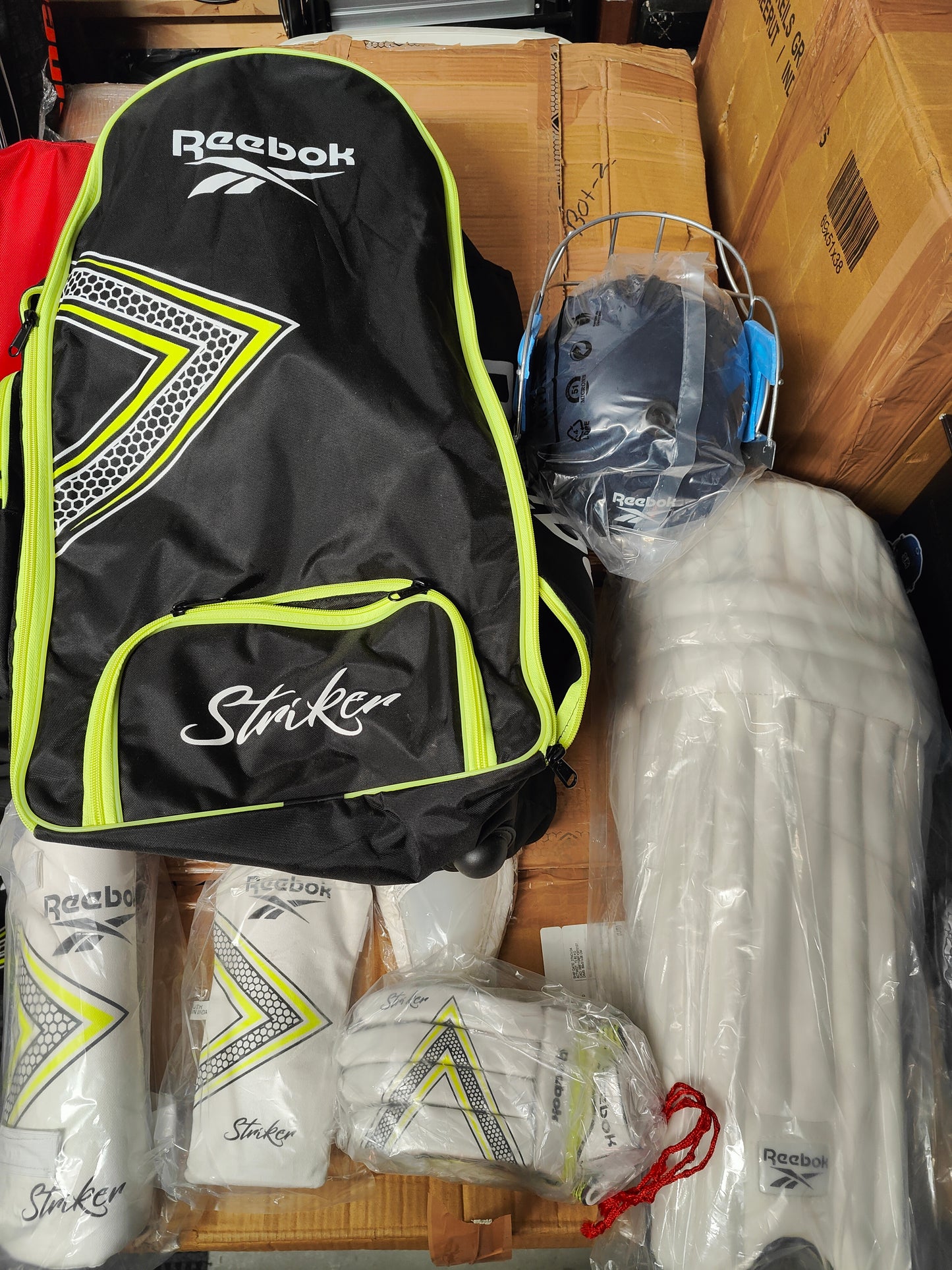 REEBOK Striker Junior Cricket Kit