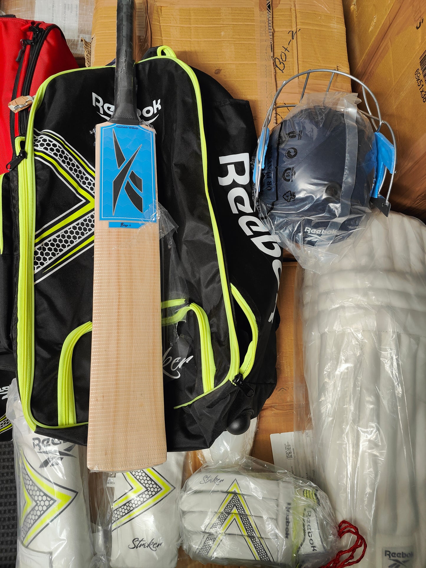 REEBOK Striker Junior Cricket Kit